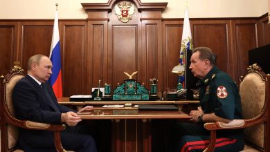 В. Путин принимает с докладом В. Золотова