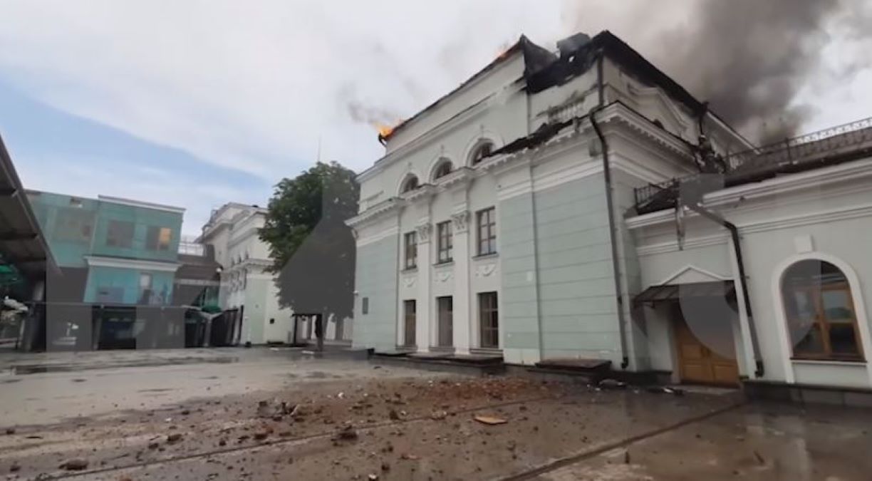 Из-за обстрела ВСУ в Донецке горит железнодорожный вокзал