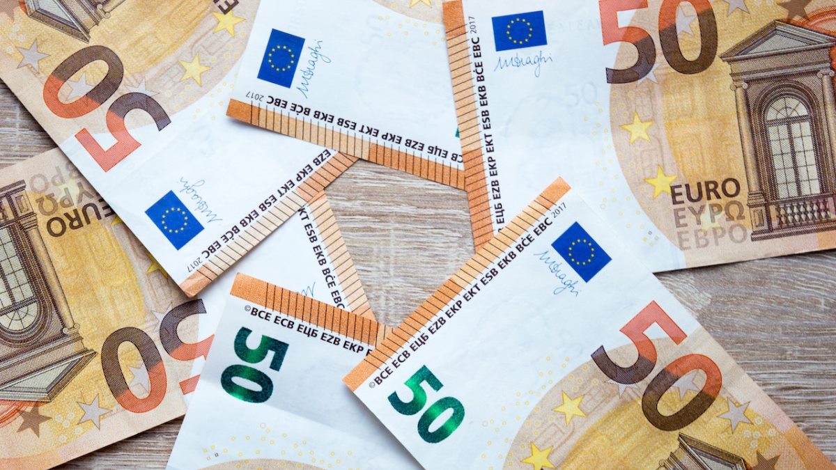 На торгах 5 августа доллар и российский рубль подешевели, евро подорожал