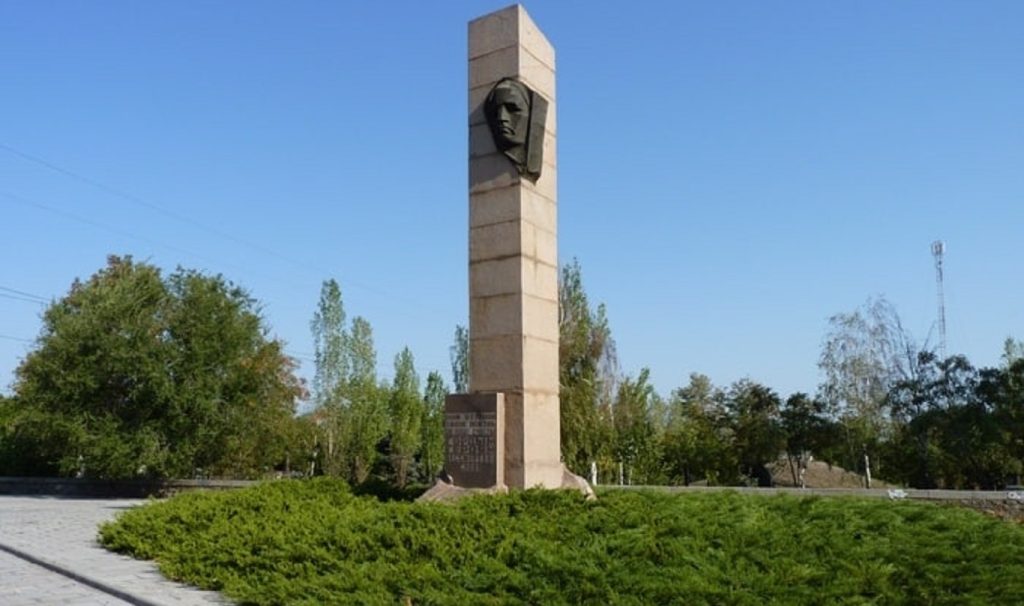 Обелиск «Родина-мать» до подрыва