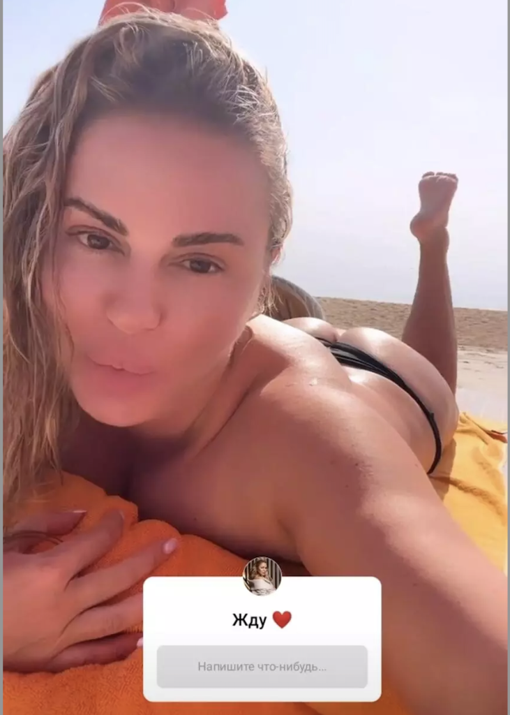 Анна Семенович снялась топлес на пляже 2