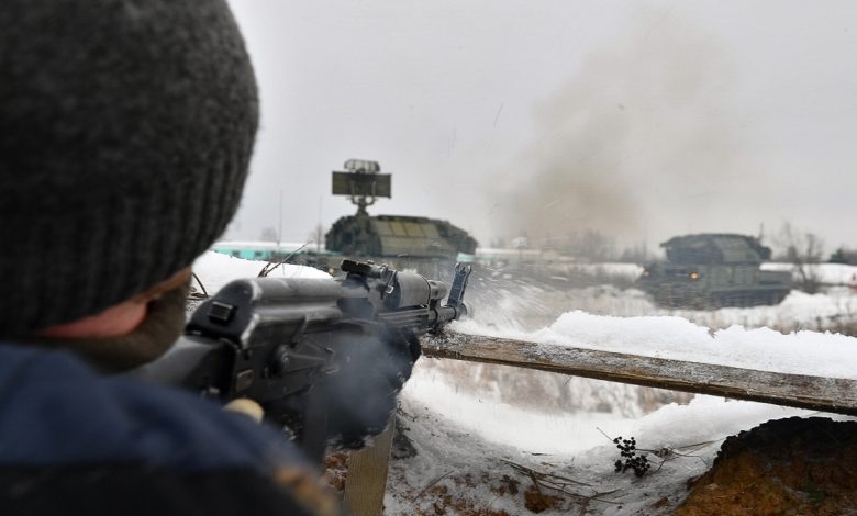 военный с оружием