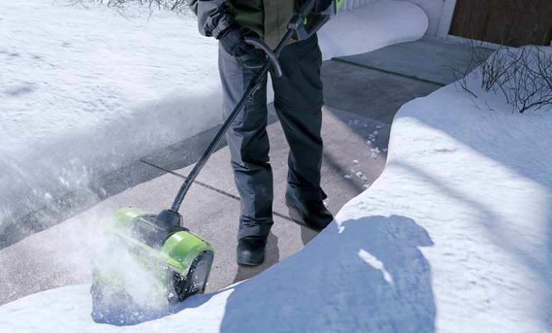Снегоуборочные аккумуляторные лопаты GREENWORKS GD40SS и GD60SS для расчистки дорожек и открытых террас – легкая и компактная альтернатива классическим снегоуборщикам 1