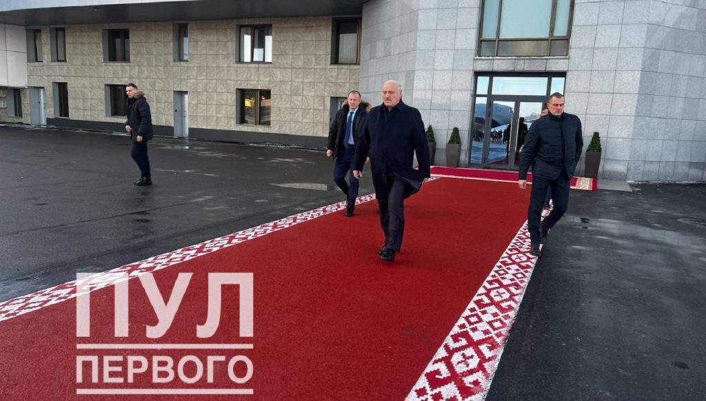 А. Лукашенко встречает В. Путина