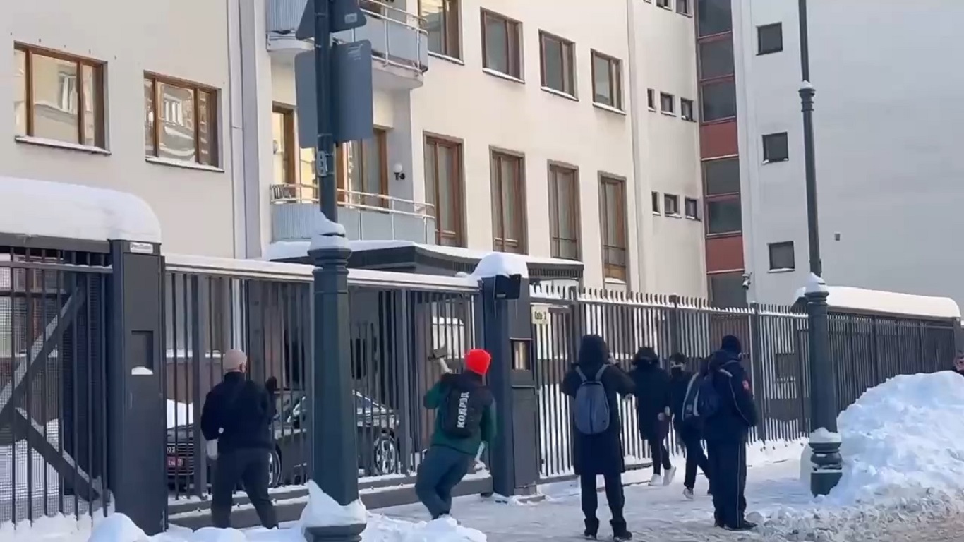 В Москве закидали посольство Финляндии кувалдами