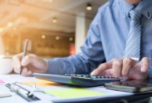 Мужчина, работающий с финансовыми документами