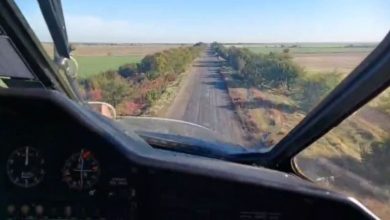 Вертолет летит