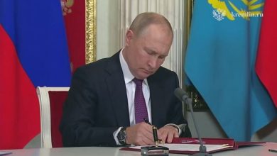 Владимир Путин подписывает