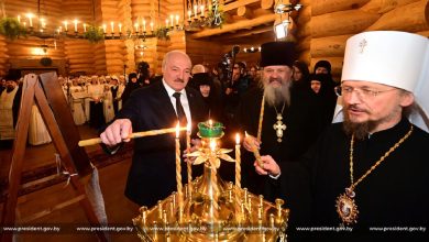 А. Лукашенко зажигает рождественскую свечу