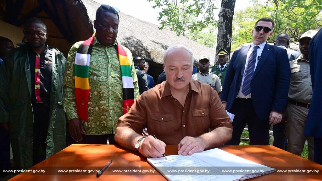 Лукашенко вместе с Мнангагвой посетили водопад Виктория в последний день визита в Зимбабве 2