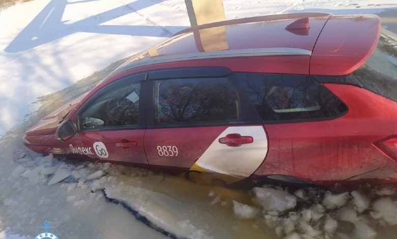Автомобиль, провалившийся под лед