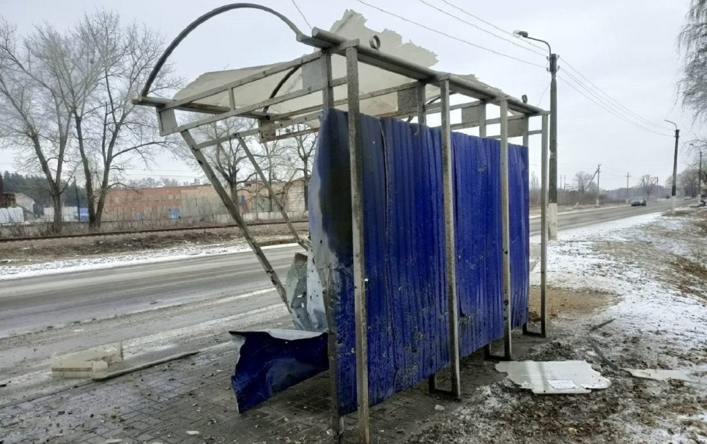 Поврежденная обстрелом остановка в Шебекино