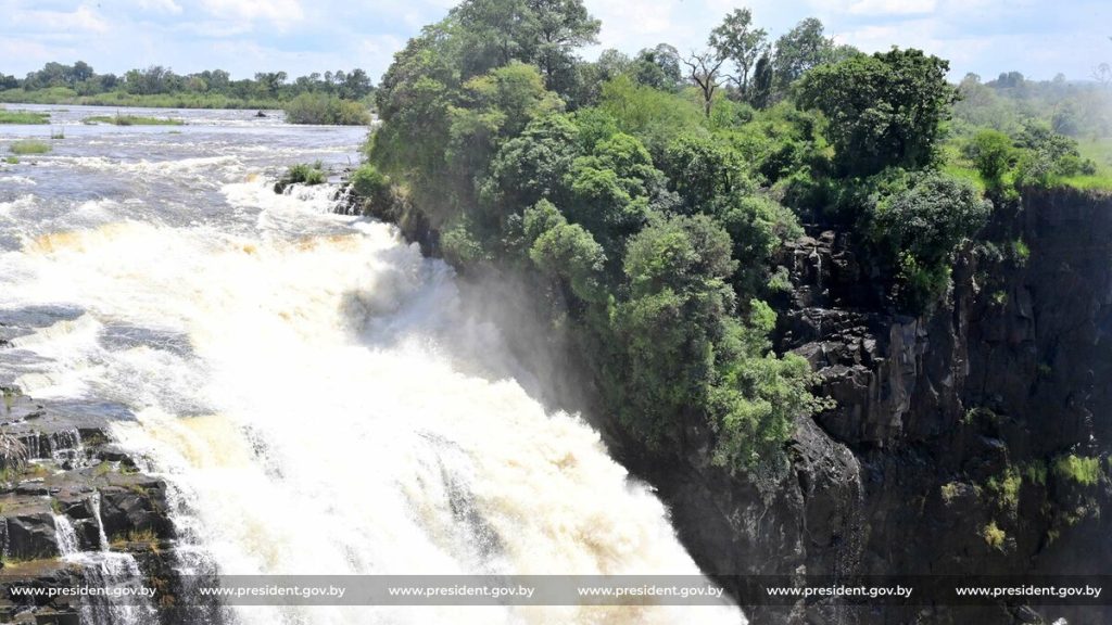 Лукашенко вместе с Мнангагвой посетили водопад Виктория в последний день визита в Зимбабве 1