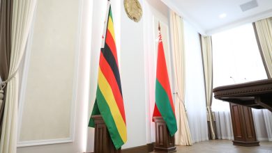 флаги Беларуси и Зимбабве