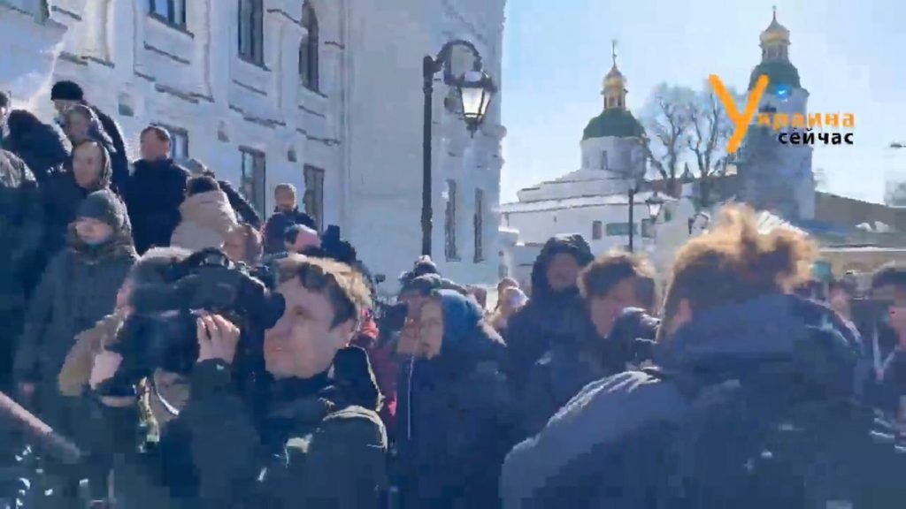 Православные защищают Киево-Печерскую лавру