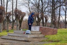 Разрушенный памятник в Латвии