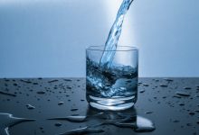 Диетолог рассказала, к каким опасным проблемам с ЖКТ может привести запивание еды холодной водой 31