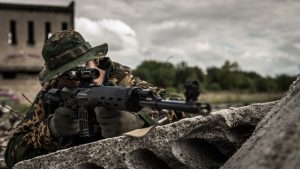военный с оружием