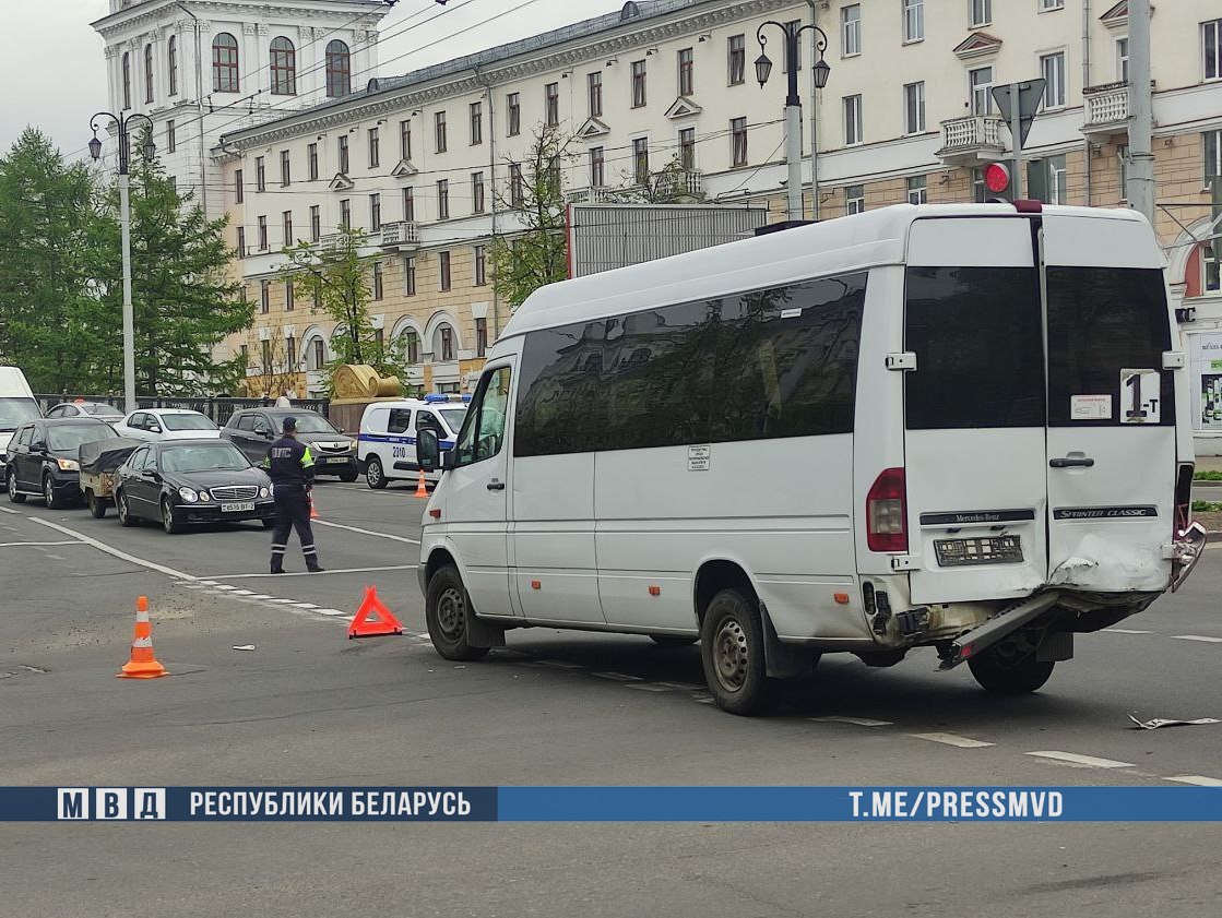 В Витебске маршрутка попала в ДТП с кроссовером: пострадали трое пассажиров