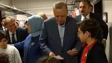 Президент Турции на избирательном участке раздал деньги детям в честь Дня матери 2