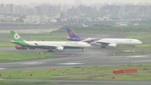 Два самолета столкнулись в японском аэропорту