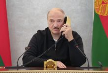 Лукашенко говорит по телефону