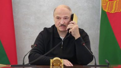 Лукашенко говорит по телефону