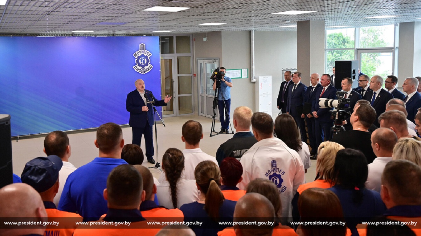 Лукашенко: Рост тарифов на ЖКУ должен компенсироваться повышением зарплаты