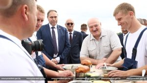 Лукашенко обедает