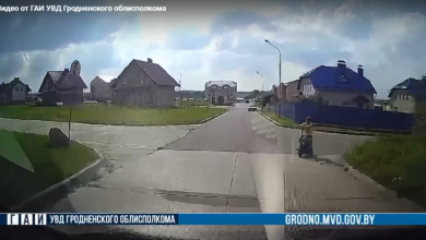 Ребенок на самокате на дороге