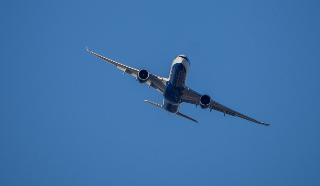 Самолет в небе