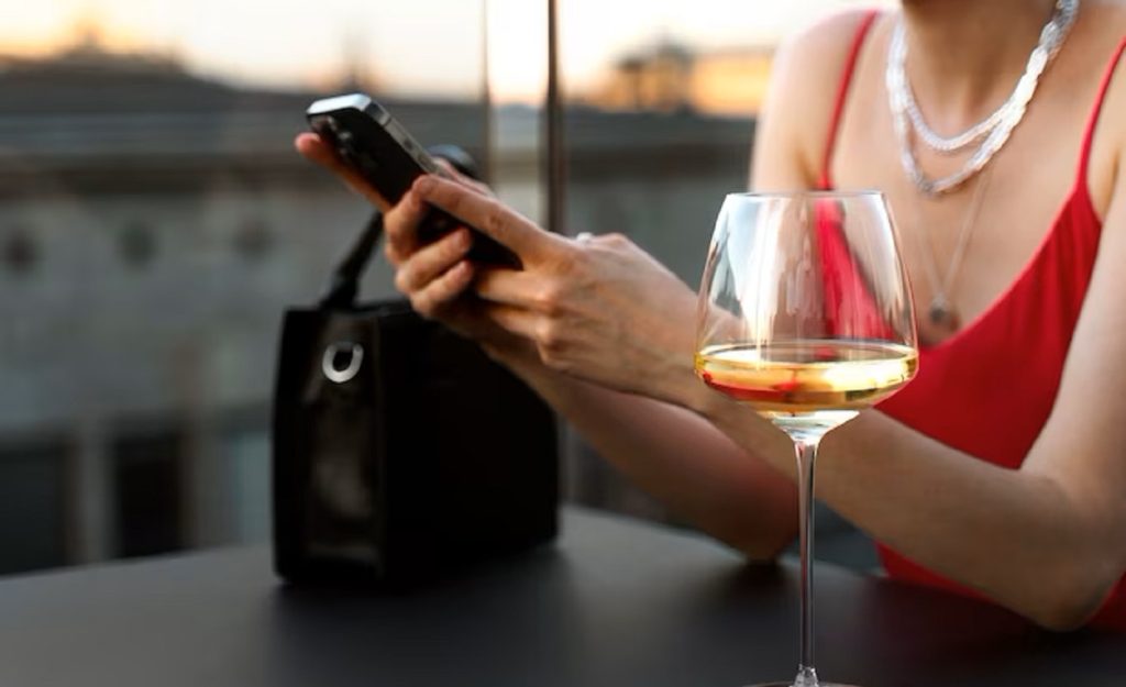 Женщина с телефоном