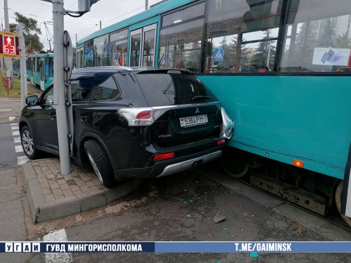 В Минске легковой автомобиль врезался в трамвай