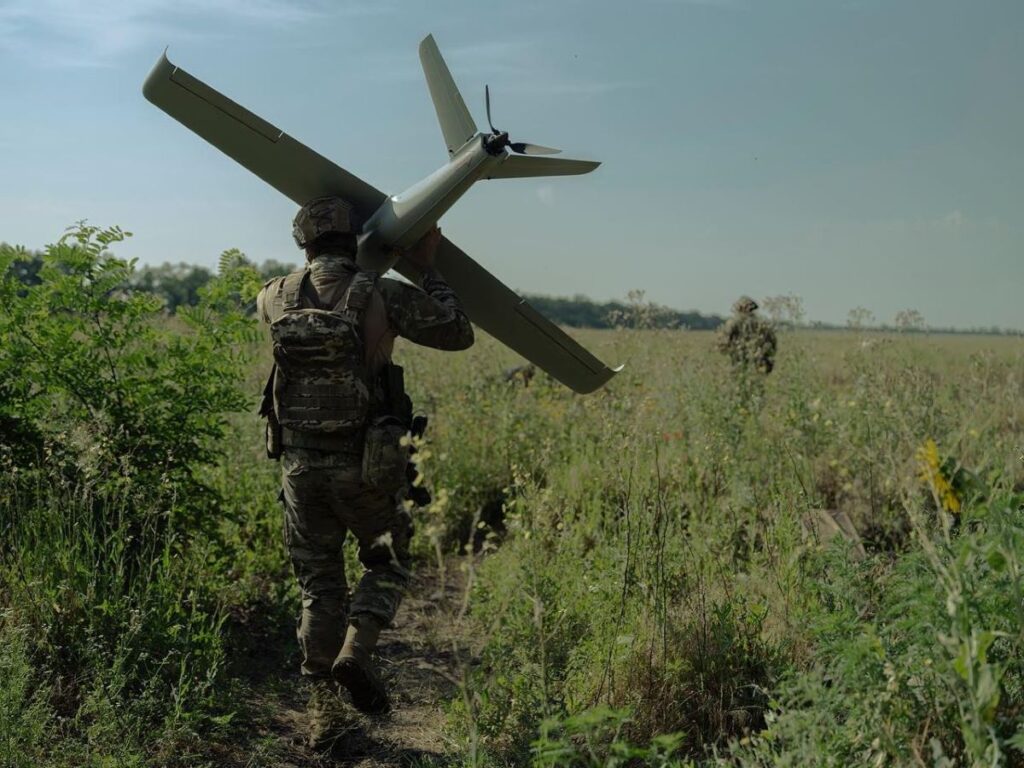 Военный ВСУ с беспилотником