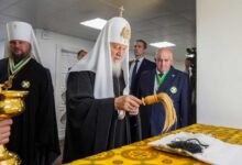 патриарх Кирилл освящает крестики