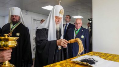 патриарх Кирилл освящает крестики
