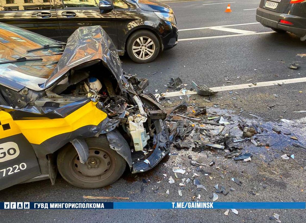 В Минске такси врезалось в маршрутку, пострадали два человека