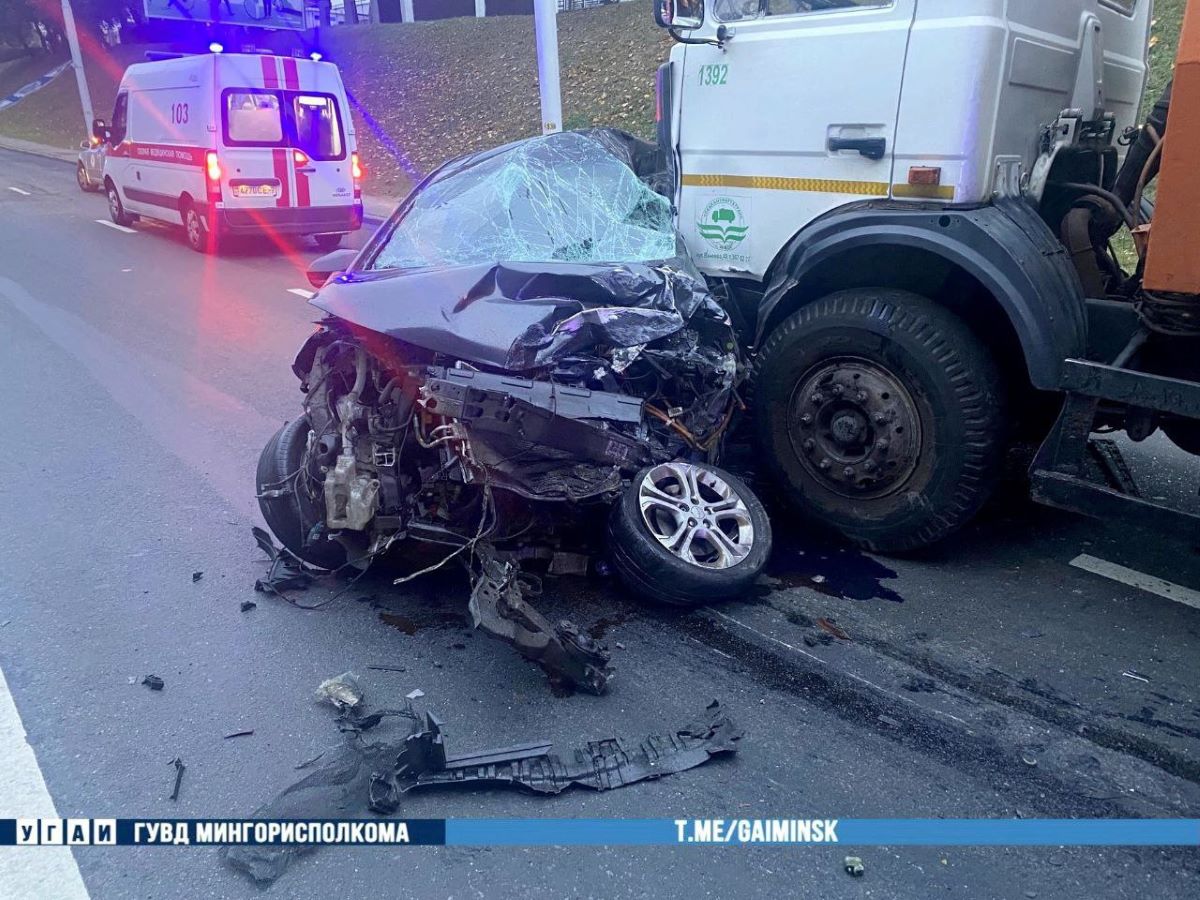 В Минске автомобиль такси врезался в грузовик МАЗ