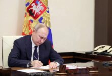 Владимир Путин подписывает закон