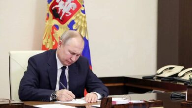 Владимир Путин подписывает закон