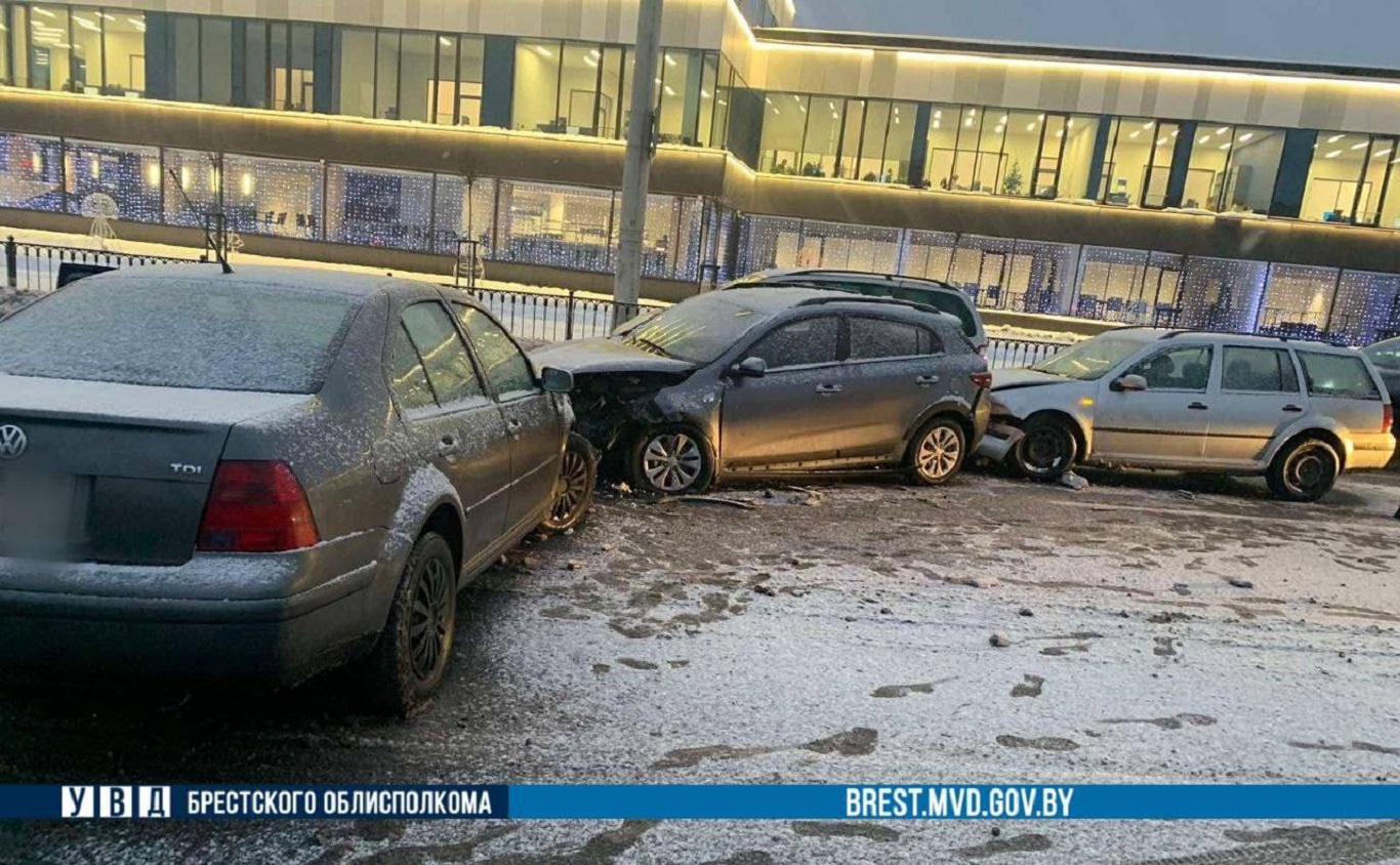 В Бресте столкнулись три автомобиля