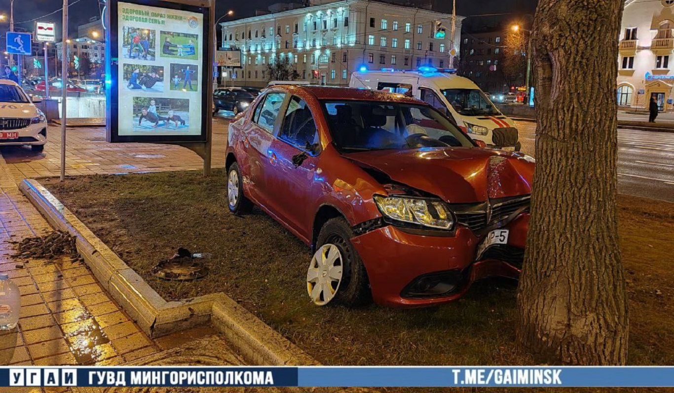 В Минске легковушка врезалась в дерево