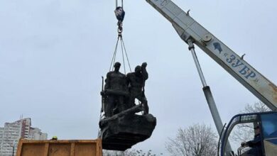 Демонтаж советского памятника в Киеве