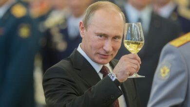 Владимир Путин с шампанским