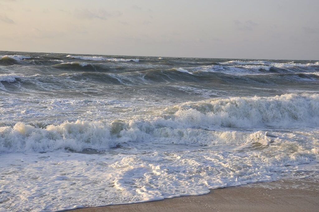 Землетрясение на море. шторм
