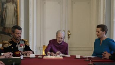Подписание документа королевой Дании об отречении от престола