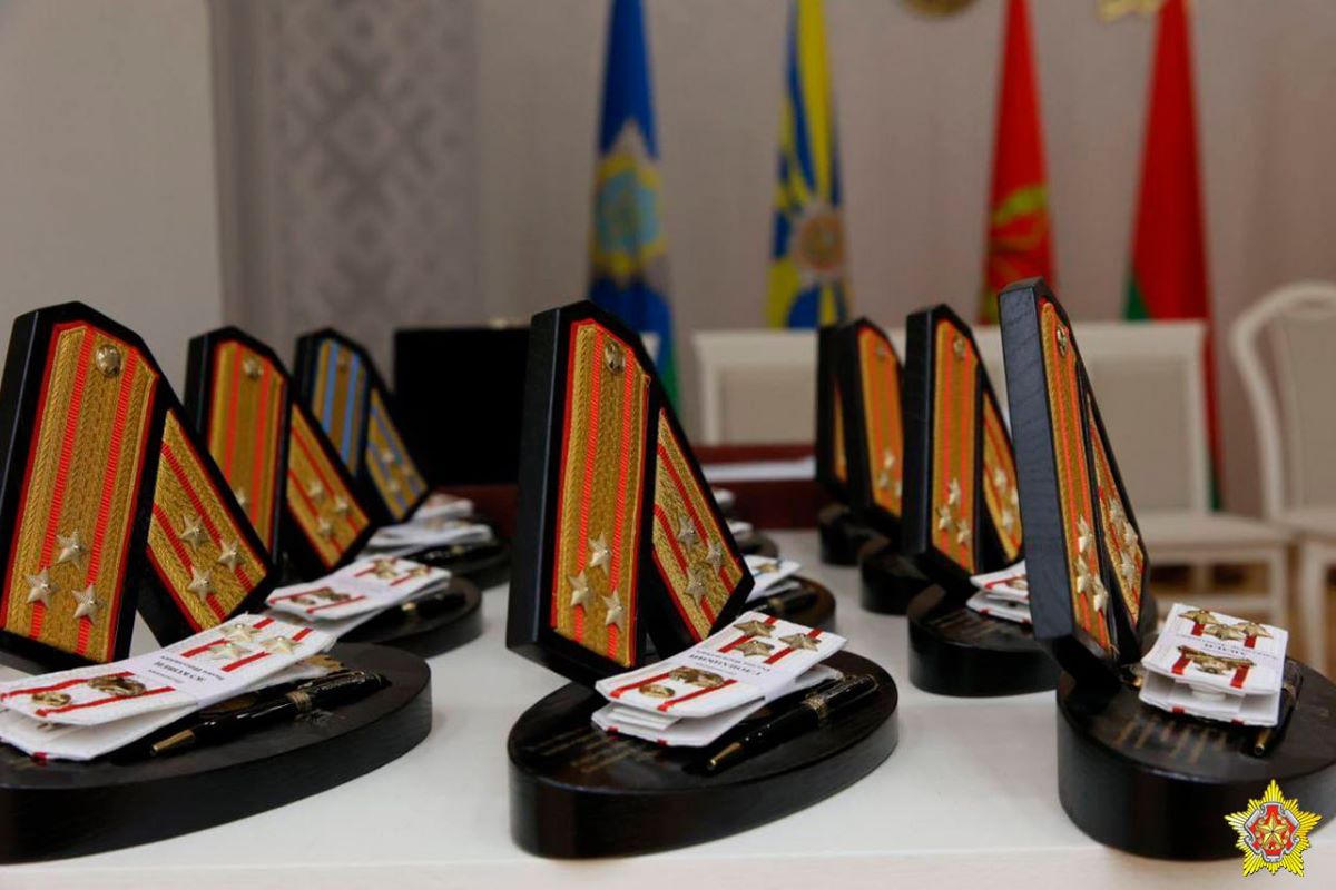 Белорусским военным вручили госнаграды и погоны полковника