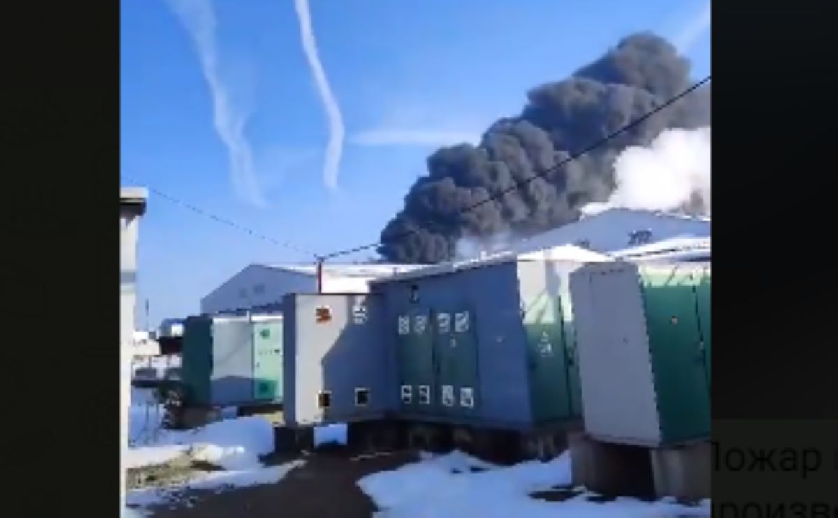 В Шахтах Ростовской области вспыхнул пожар на заводе по производству  полиэфира