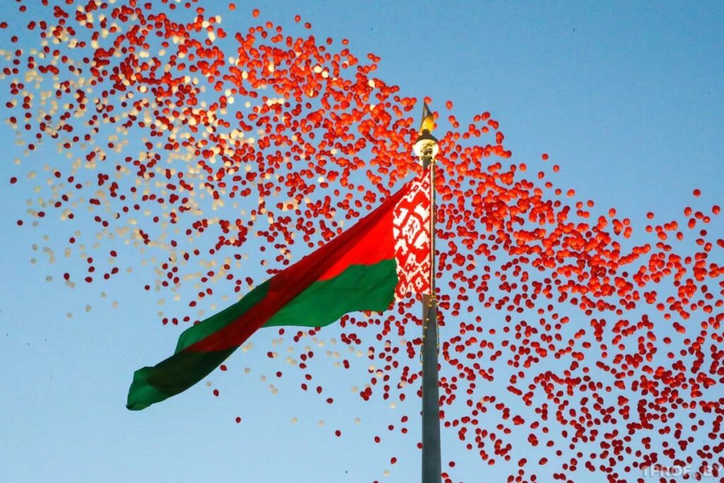 Белорусский флаг и шары
