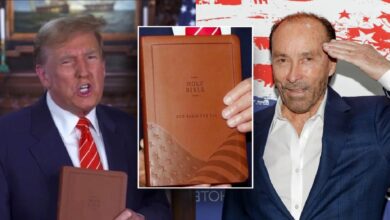 Трамп представляет свою Библию